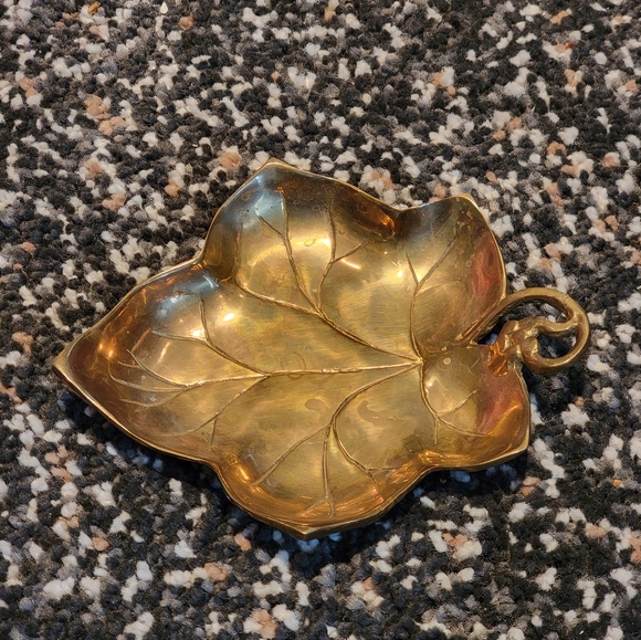 Vintage Heavy weight Shiny Solid Brass Leaf shaped ornate Trinket Dish - Picture 5 of 7